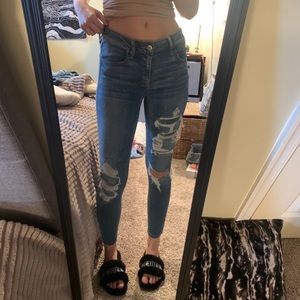 AMERICAN EAGLE DISTRESSED SKINNY JEANS